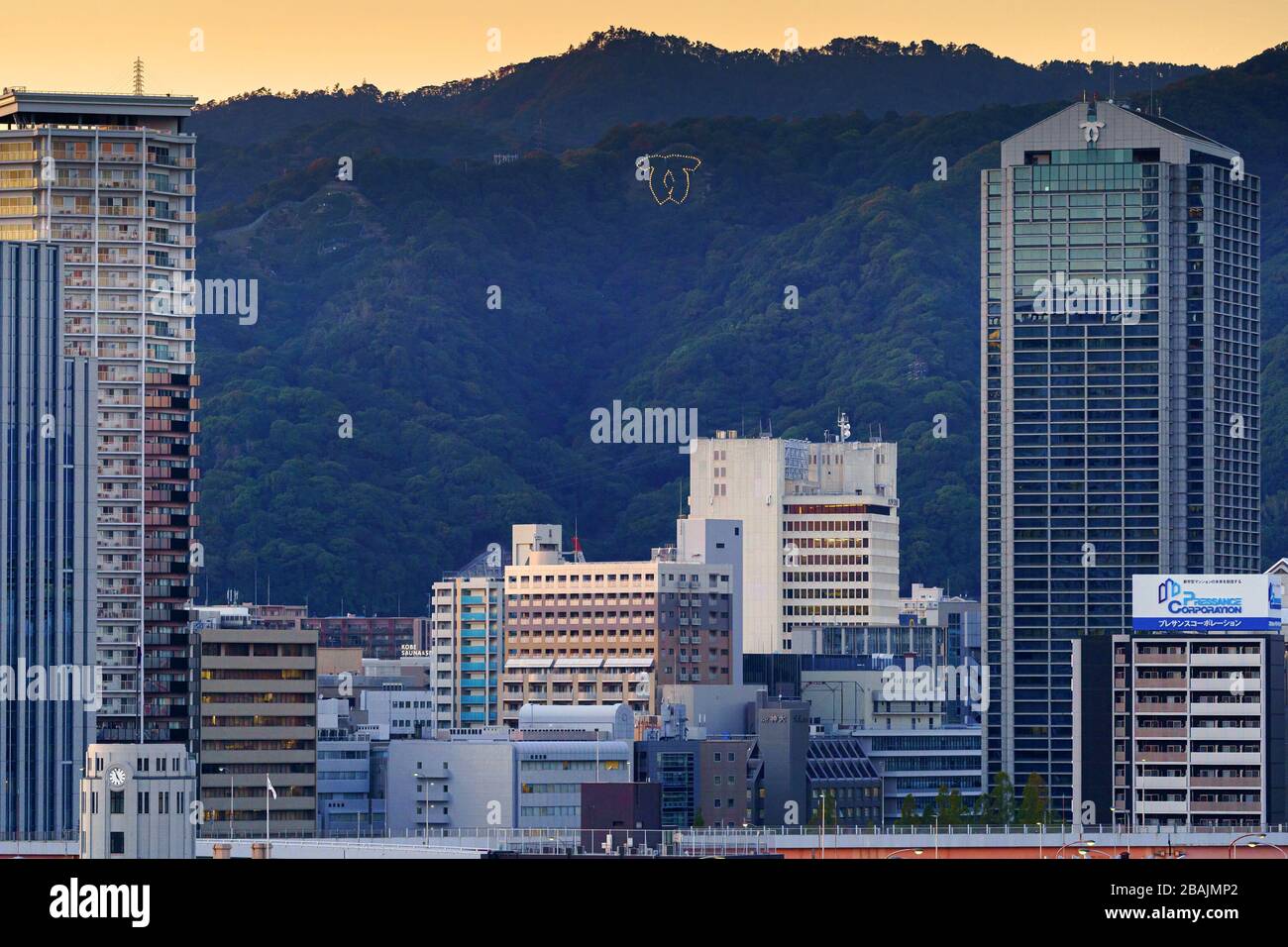 Kobe, Japan - 05.05.2019: Blick auf die Skyline des Kobe Port Tower in der Dämmerung Stockfoto