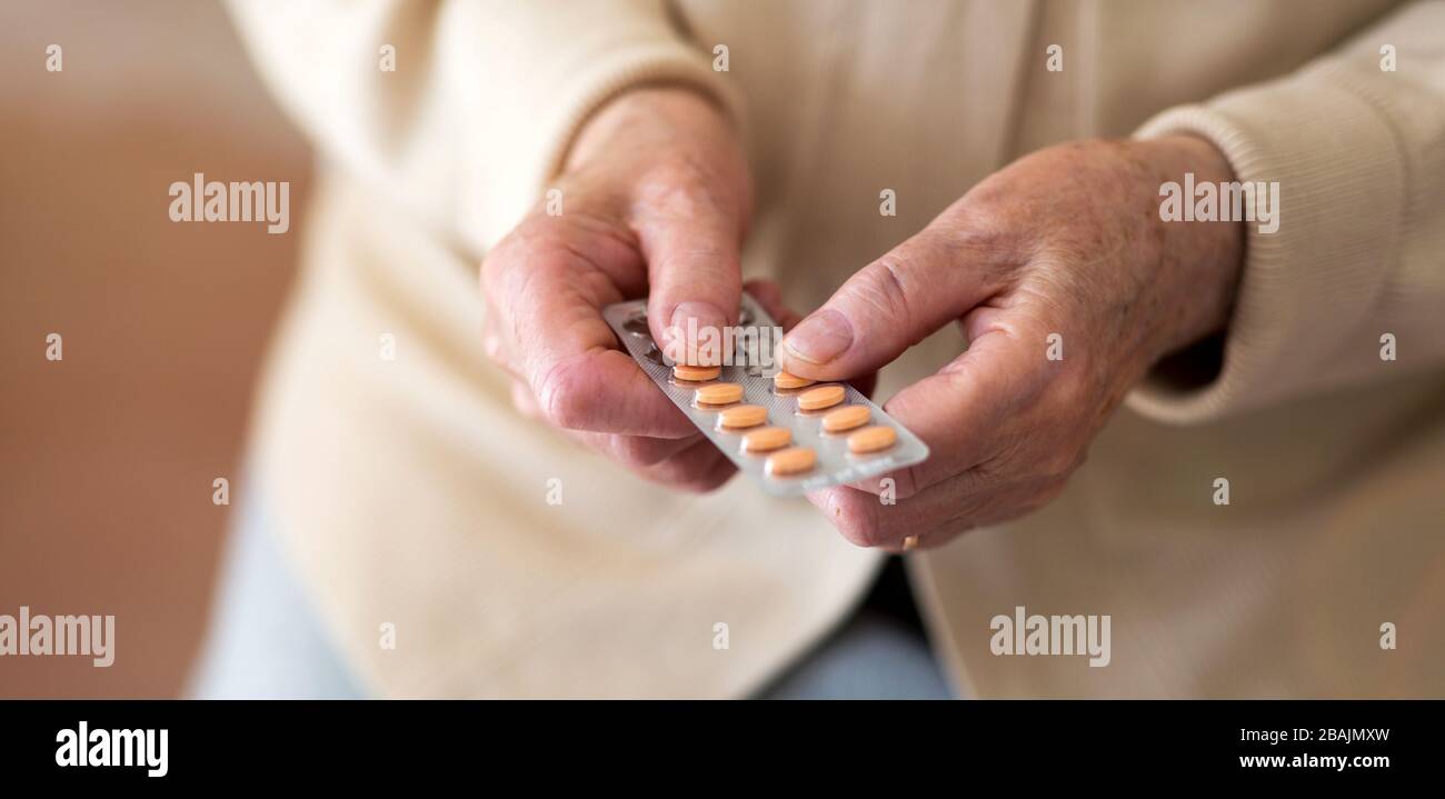 Ältere Frau, die ihre Medikamente nehmen will Stockfoto