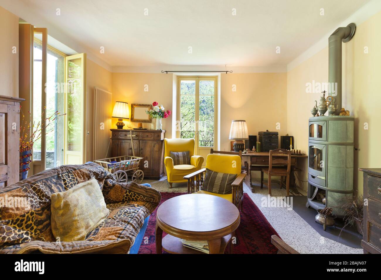 Inneneinrichtung, schönes Wohnzimmer eines rustikalen Hauses, Vintage-Möbel Stockfoto