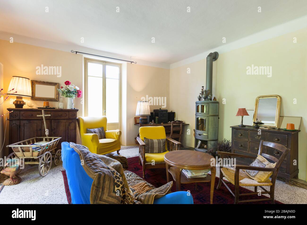 Inneneinrichtung, schönes Wohnzimmer eines rustikalen Hauses, Vintage-Möbel Stockfoto