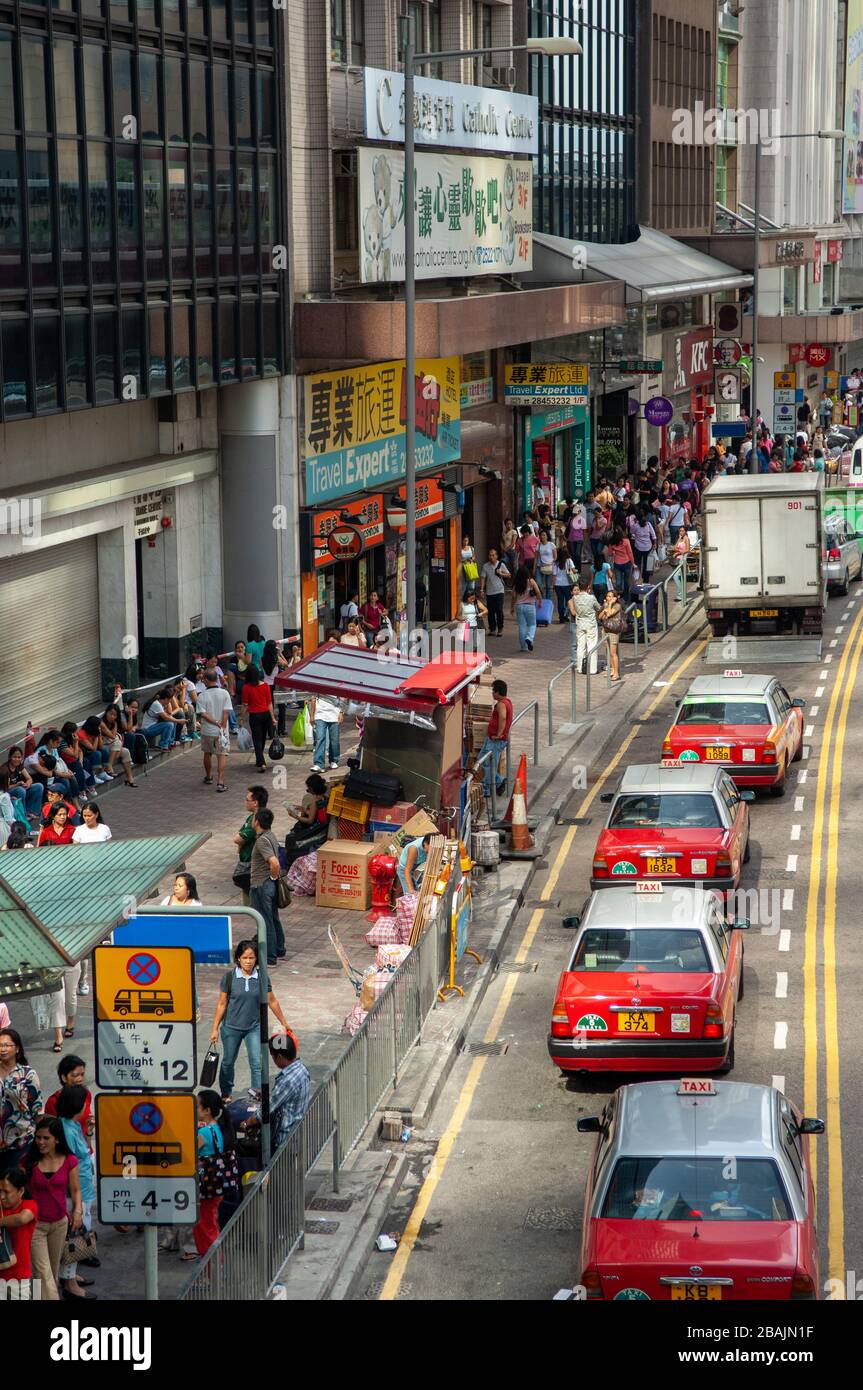 Ausländische Arbeiter machen den zentralen Teil Hongkongs an ihrem freien Tag sehr voll. Stockfoto