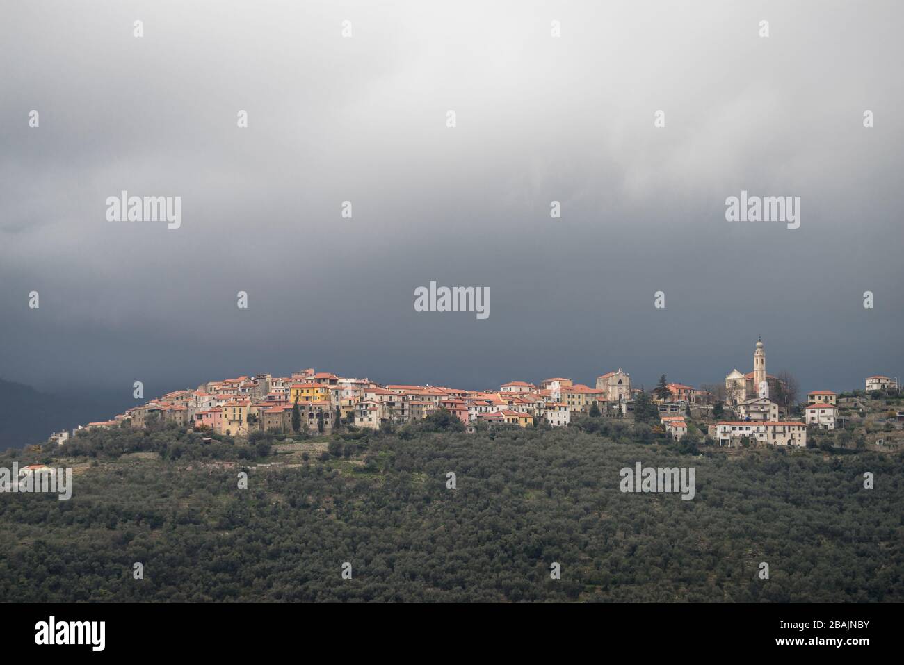 Bergdorf mit dichtem Nebel, Torria, Provinz Imperia, Region Ligurien, Nordwestitalien Stockfoto