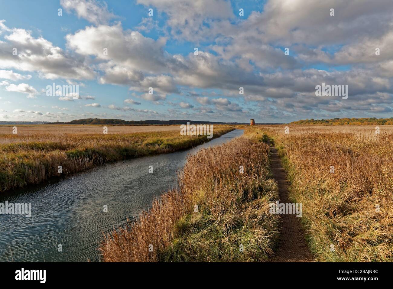 Fußweg entlang des Flusses nach Walberswick zerstörte Windpumpe Stockfoto
