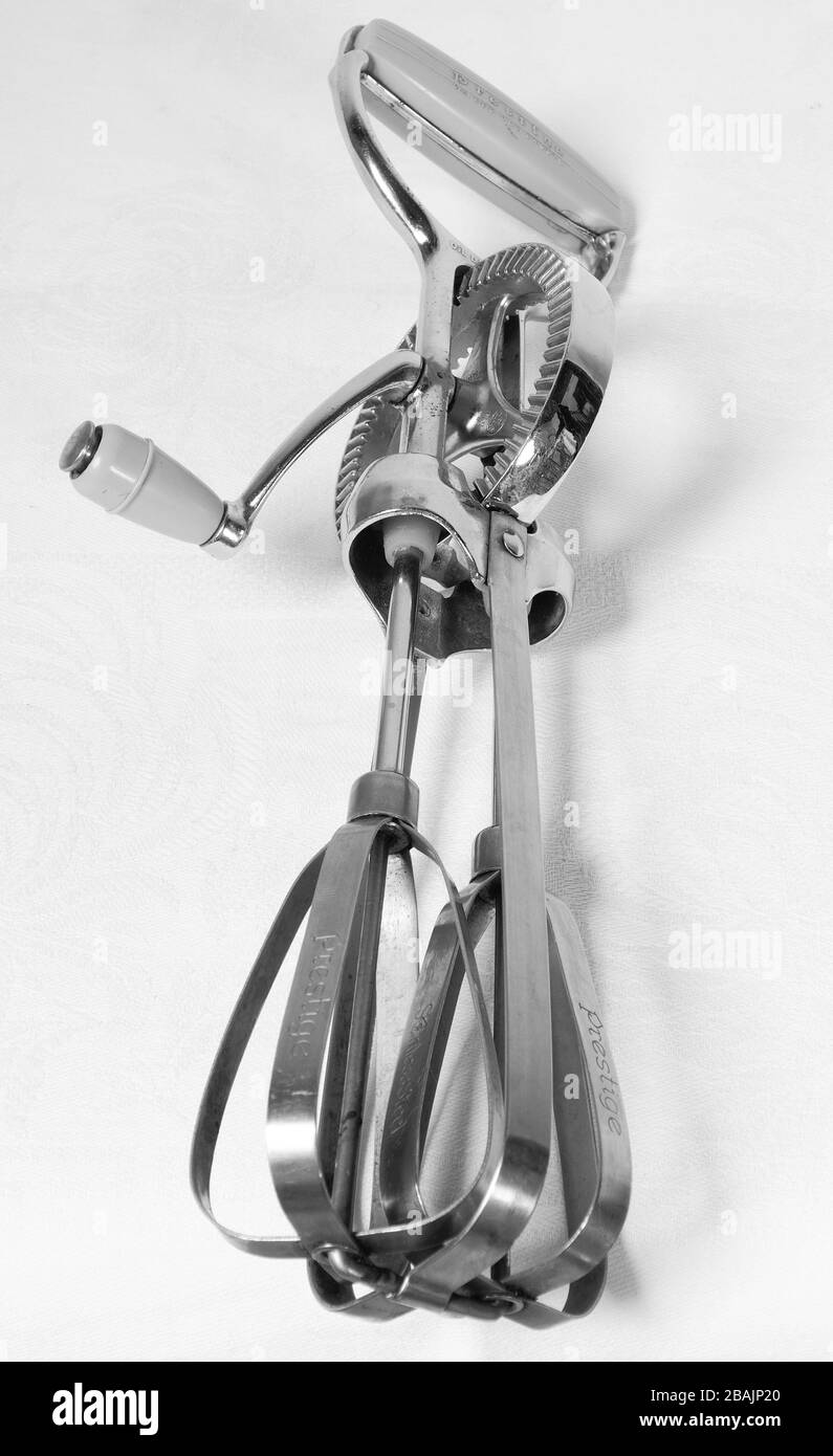 Schwarz-Weiß-Bild einer Vintage Prestige Hand Schneebesen aus Edelstahl Stockfoto