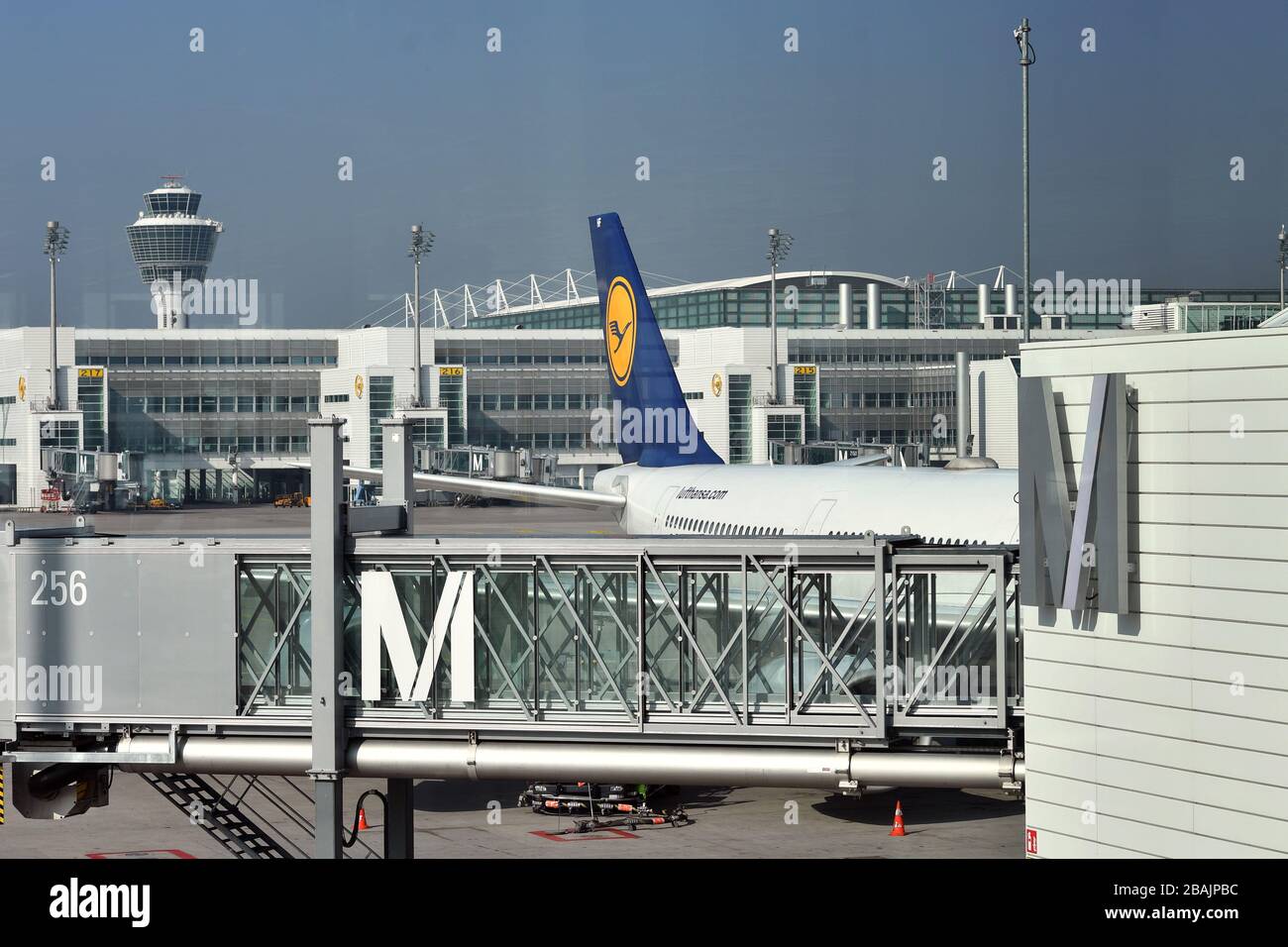 Der Flugverkehr am Flughafen München kommt wegen der Corona-Pandemie zum Erliegen. Archivfoto: Flughafen Franz Josef Strauß in München, Flughafen München, Terminal 2 der Lufthansa. Pressekonferenz der Deutschen Lufthansa AG für das Geschäftsjahr 2016 am 16. März 2017 in München. ? Sven Simon Fotoagentur GmbH & Co. Pressefoto KG # Prinzess-Luise-Str. 41 # 45479 M uelheim/R uhr # Tel 0208/9413250 # Fax. 0208/9413260 # GLS Bank # BLZ 430 609 67 # Kto. 4030 025 100 # IBAN DE75 4306 0967 4030 0251 00 # BIC GENODEM1GLS # WWW.SVENSIMON.NET. Weltweite Verwendung Stockfoto