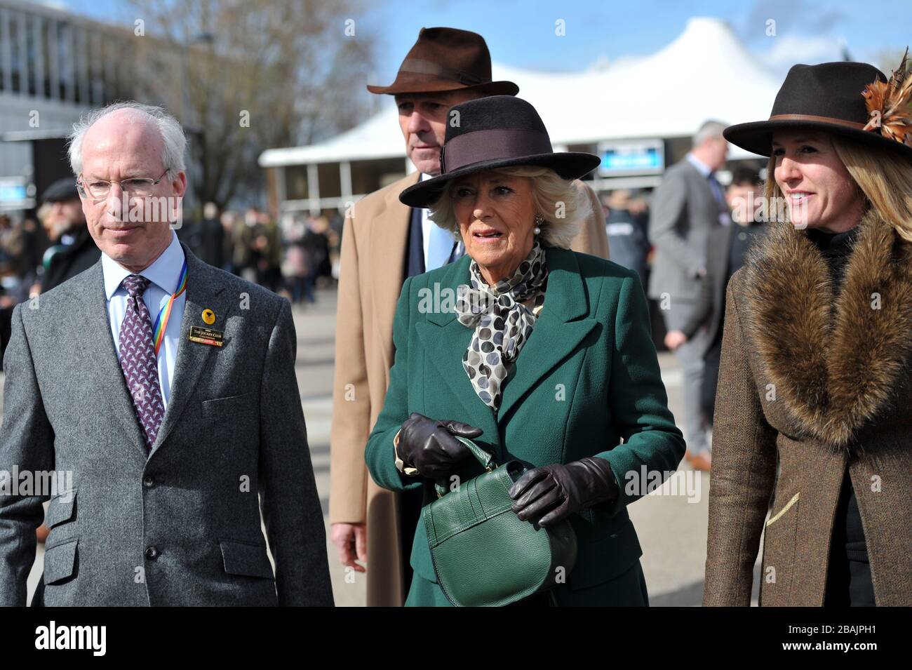 Auf der Rennbahn Cheltenham versammeln sich Menschenmassen zum Festival of Racing 2020, einem der letzten großen öffentlichen Treffen unter der Wolke des Coronavirus Covid-19 Stockfoto