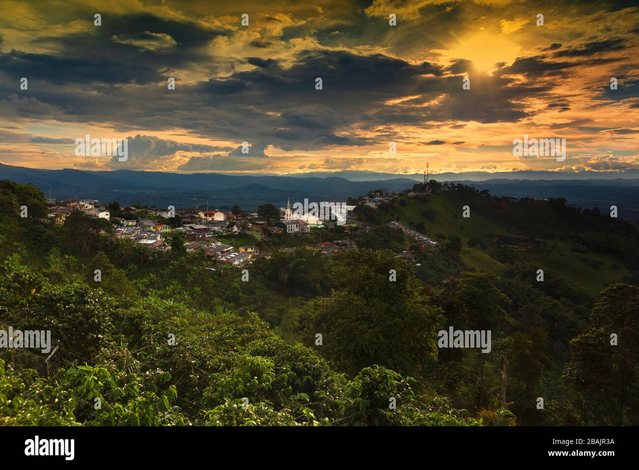 Südamerika, Kolumbien, Quindio, Buenavista. Blick auf Buenavista Dorf von der San Alberto Kaffee Finca Stockfoto