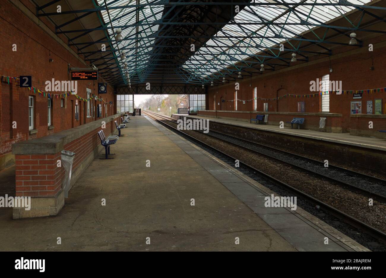 Verlassen des Bahnhofs nach dem Ausbruch des Coron-Virus und einem Regierungsdekret, das die Bewegung der Menschen in Beverley, Yorkshire, Großbritannien einschränkt. Stockfoto