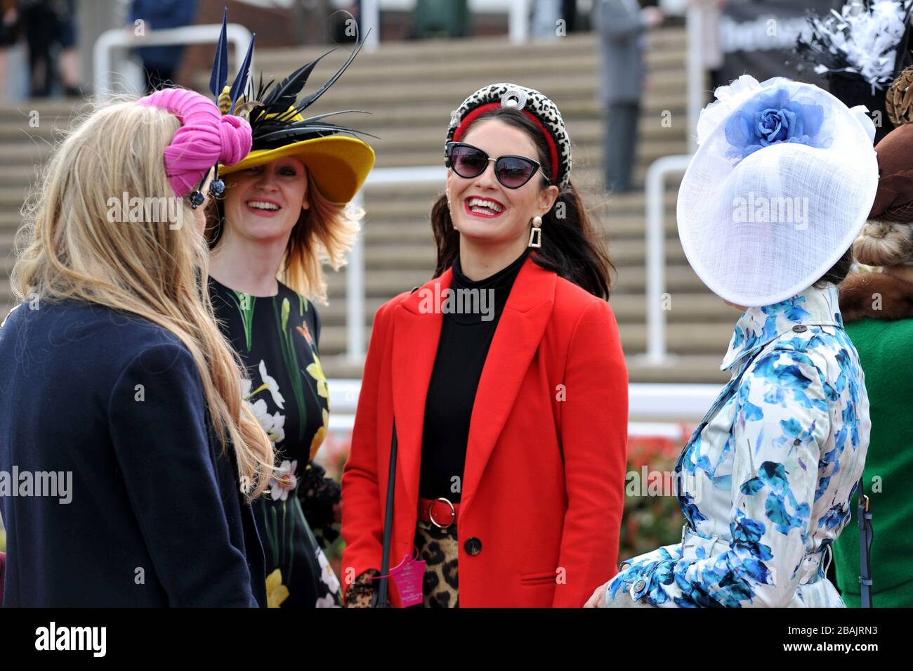 Auf der Rennbahn Cheltenham versammeln sich Menschenmassen zum Festival of Racing 2020, einem der letzten großen öffentlichen Treffen unter der Wolke des Coronavirus Covid-19 Stockfoto