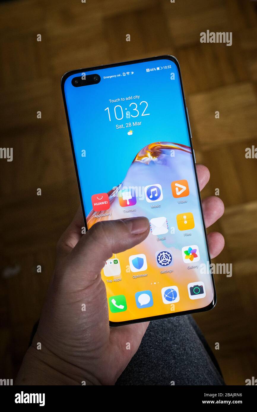 Belgrad, Serbien - 28. März 2020: Huawei P40 Pro Telefon in weiblicher Hand Stockfoto