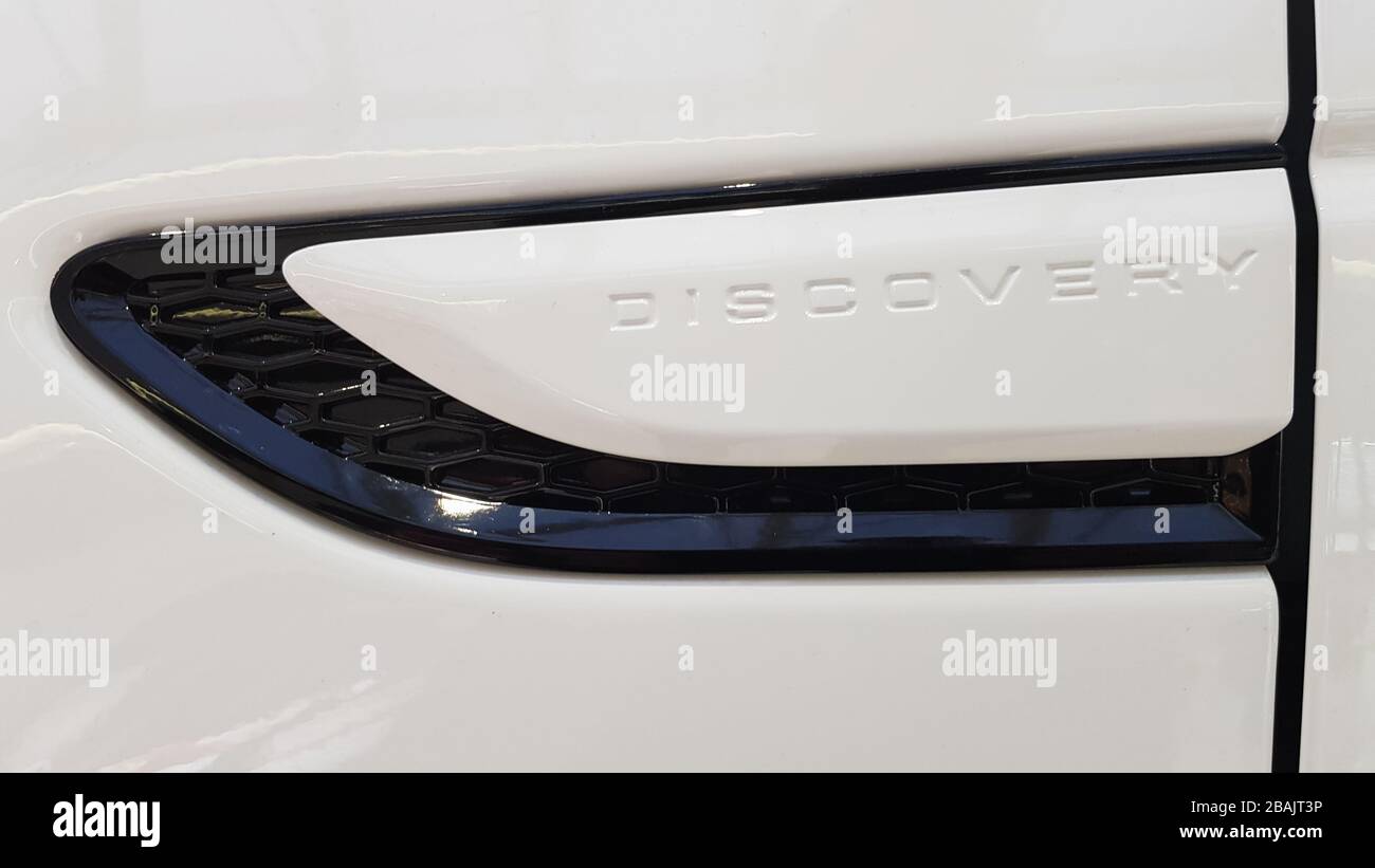Ukraine, Kiew - 27. März 2020: Neuer weißer Land Rover Discovery Sport 2019. Seitenansicht des Flügels und Teil der Tür mit der Aufschrift. Mittelgroßer SUV Stockfoto
