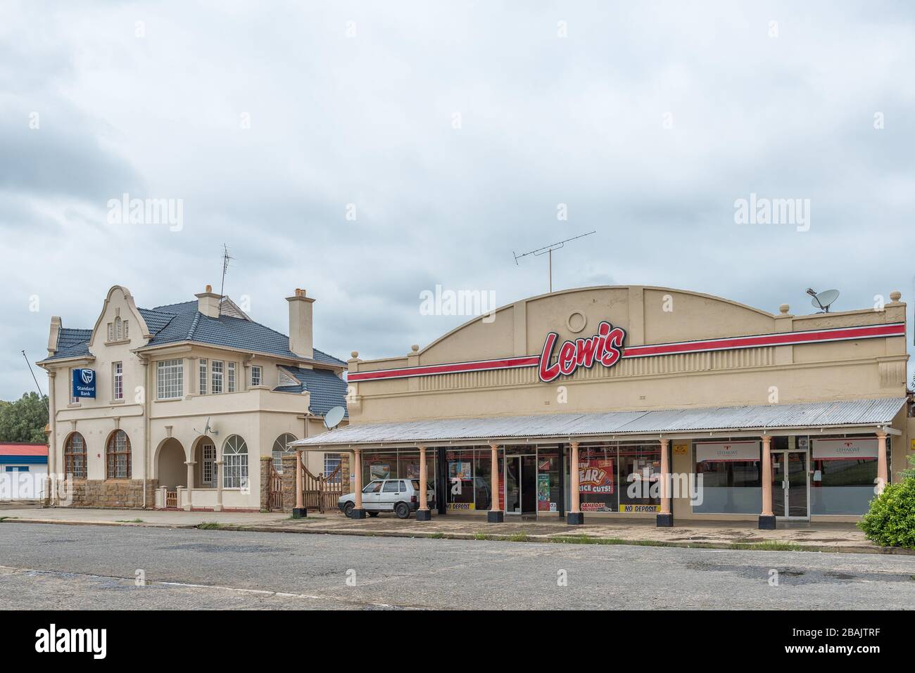 WINBURG, SÜDAFRIKA - 1. MÄRZ 2020: Eine Straßenszene mit historischen, alten, Gebäuden in Winburg. Ein Möbelhaus und eine Bank sind sichtbar Stockfoto
