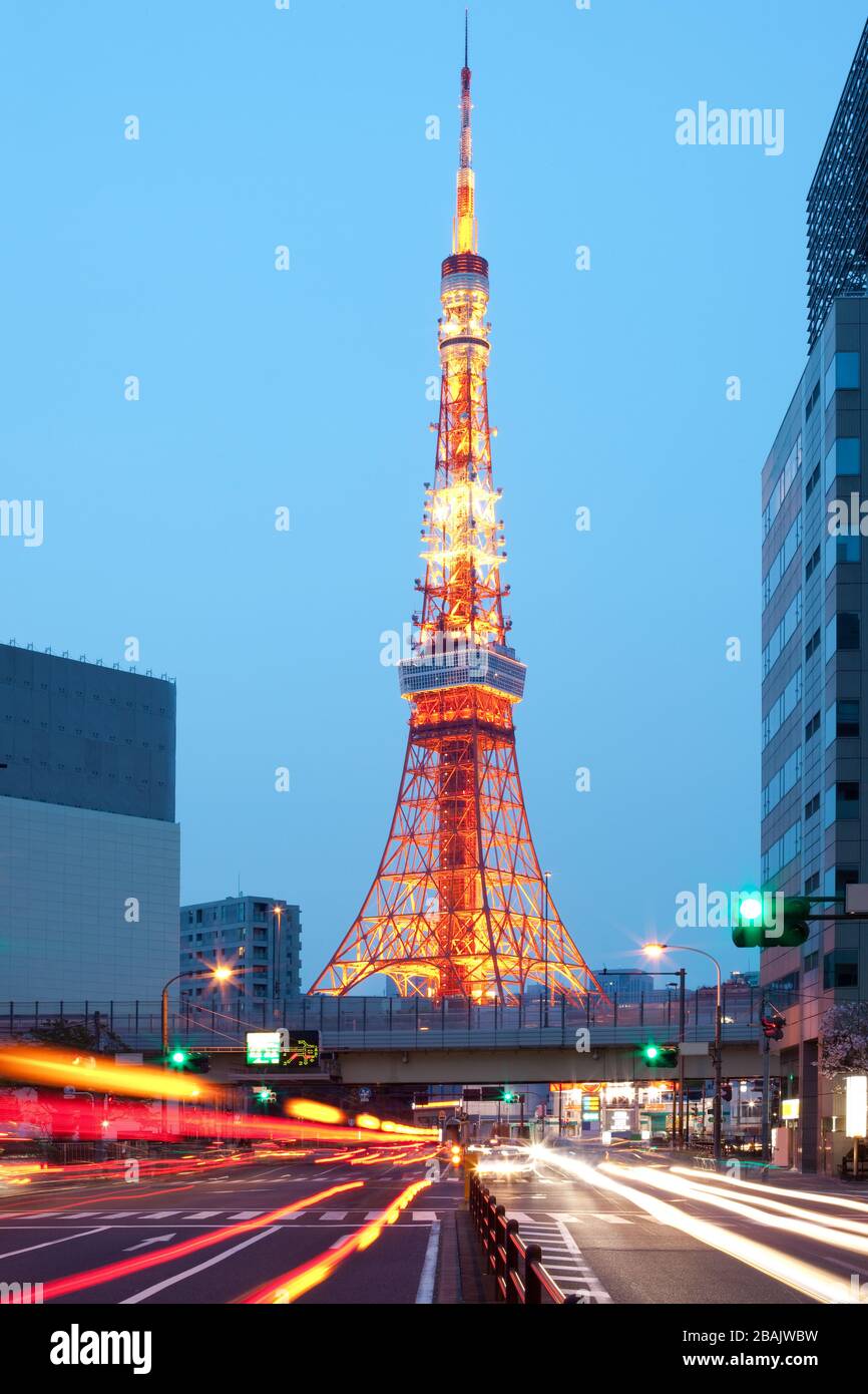 Tokyo Tower in der Dämmerung in Minato Ward, Tokio, Kanto-Region, Honshu, Japan Stockfoto