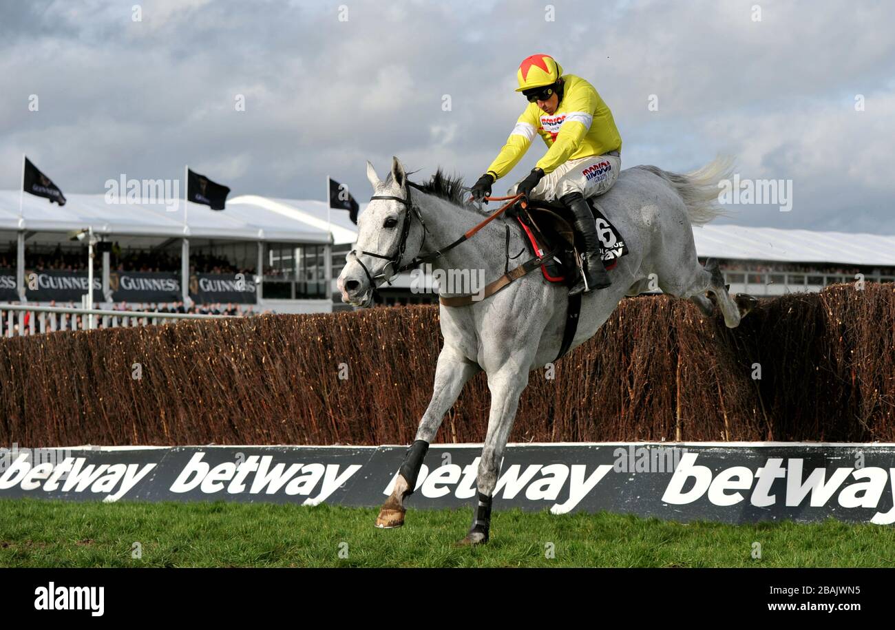 Auf der Rennbahn Cheltenham versammeln sich Menschenmassen zum Festival of Racing 2020, einem der letzten großen öffentlichen Treffen unter der Wolke des Coronavirus Covid-19 Stockfoto