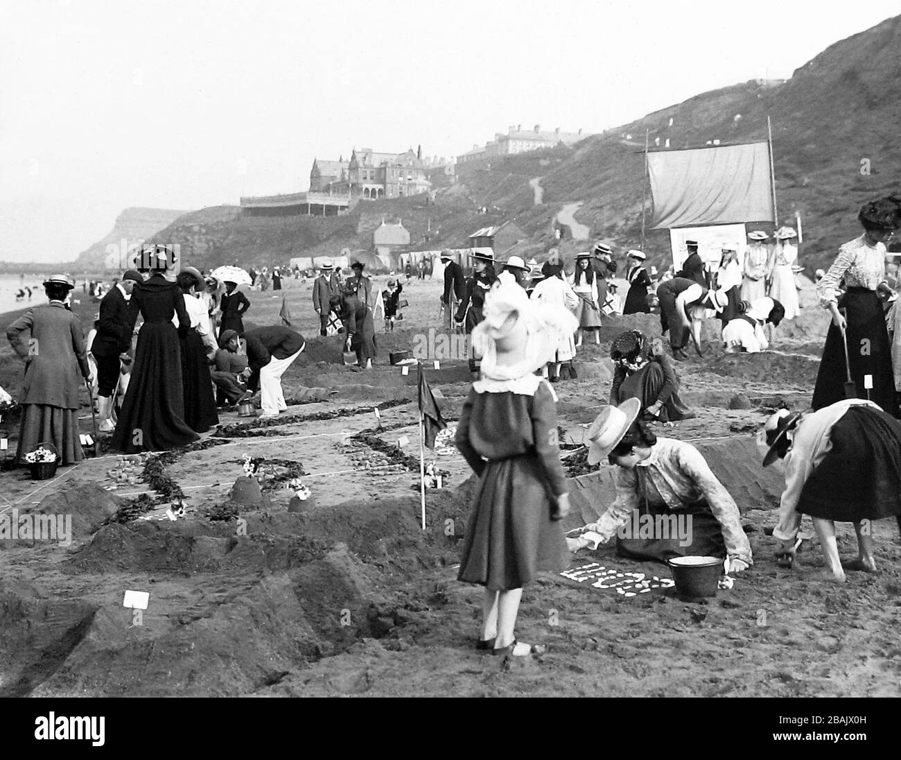 Kinder auf Whitby Sands, die eine Sandkarte von Indien machen, viktorianischer Zeit Stockfoto
