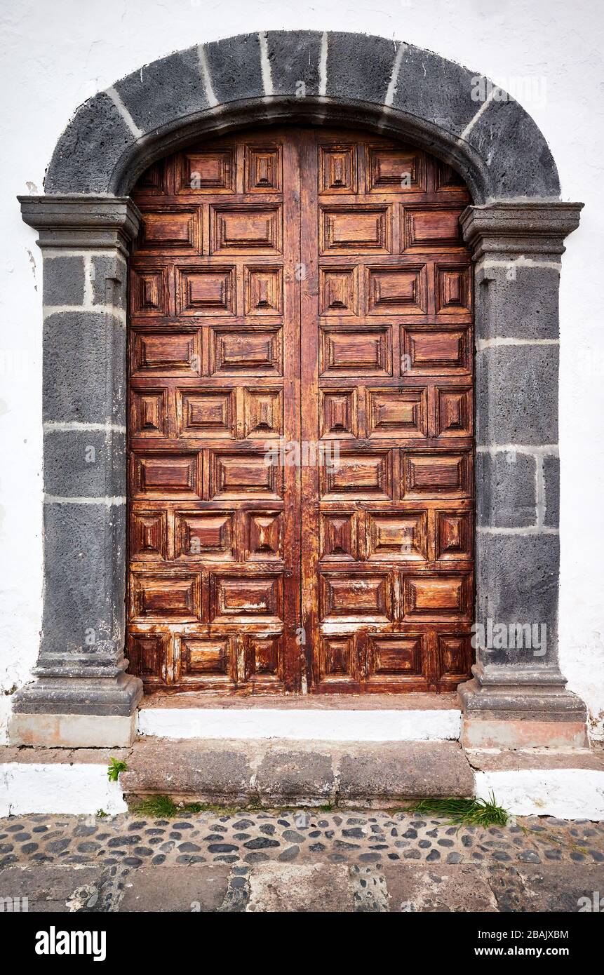 Alte Holztür in Steinrahmen, Tenera, Spanien. Stockfoto