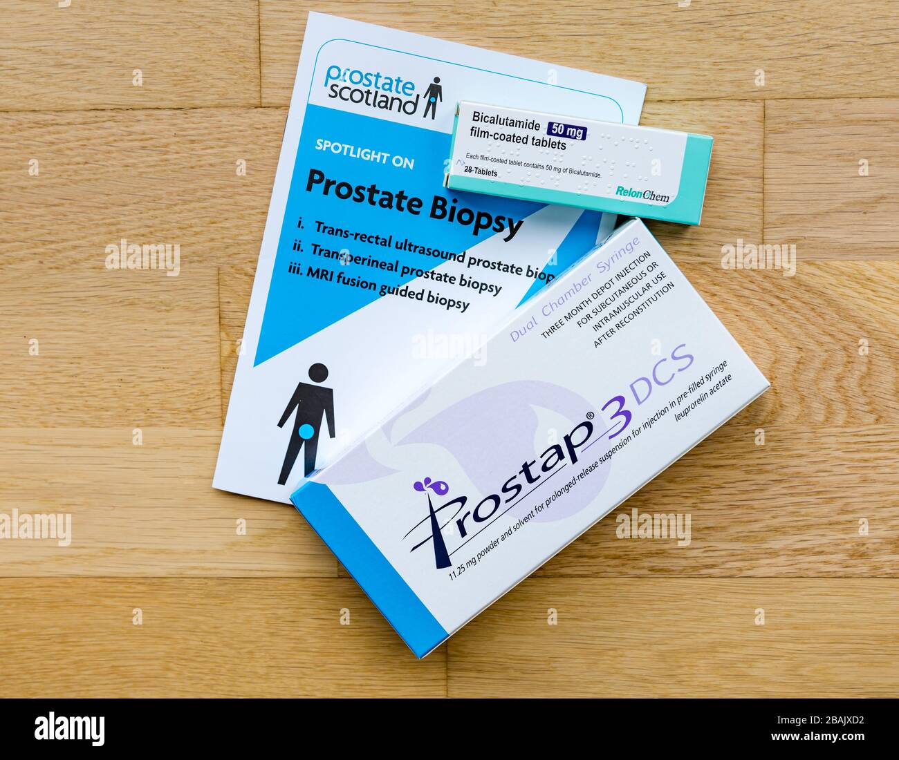 Informationsblatt über Prostatakrebs, Bicalutamid-Packung mit Tabletten und Prostap Leuprorelin-Acetat vorgefüllte Spritzenhormonbehandlung Stockfoto