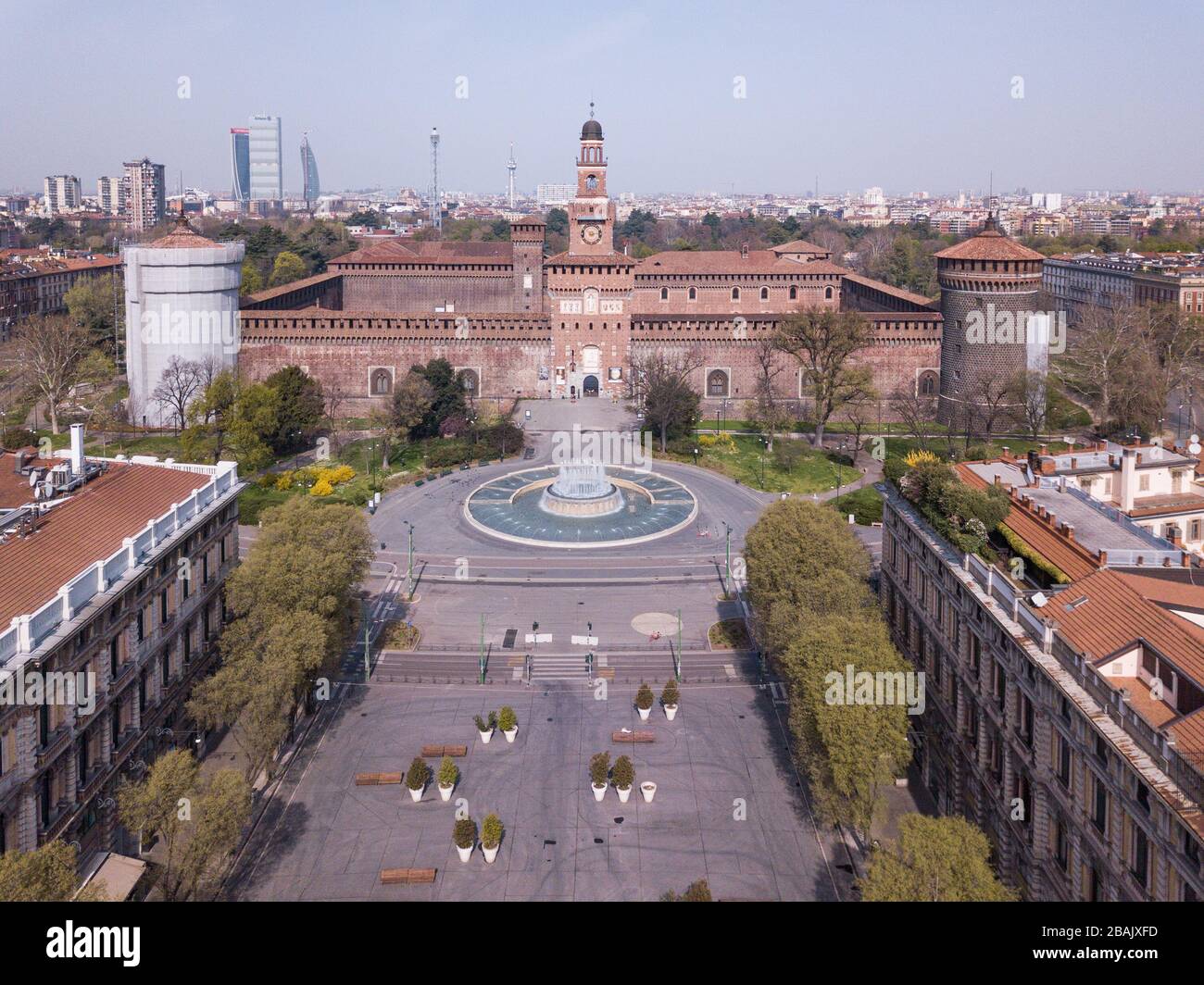 Mailand, Italien. März 2020. Die Drohne aus Mailand nimmt die verlassenen Straßen und Plätze zurück, die wegen der Quarantäne für den Coronavirus COVID19, Panoramaaufnahme der Piazza Castello (Davide Salerno/Fotogramma, Mailand - 2020-03-28) p.s. la Foto e' utilizzabile nel rispetto del contesto in cui e Stata scattata, E senza intento diffamatorio del decoro delle perso rappresentate Credit: Independent Photo Agency Srl/Alamy Live News Stockfoto