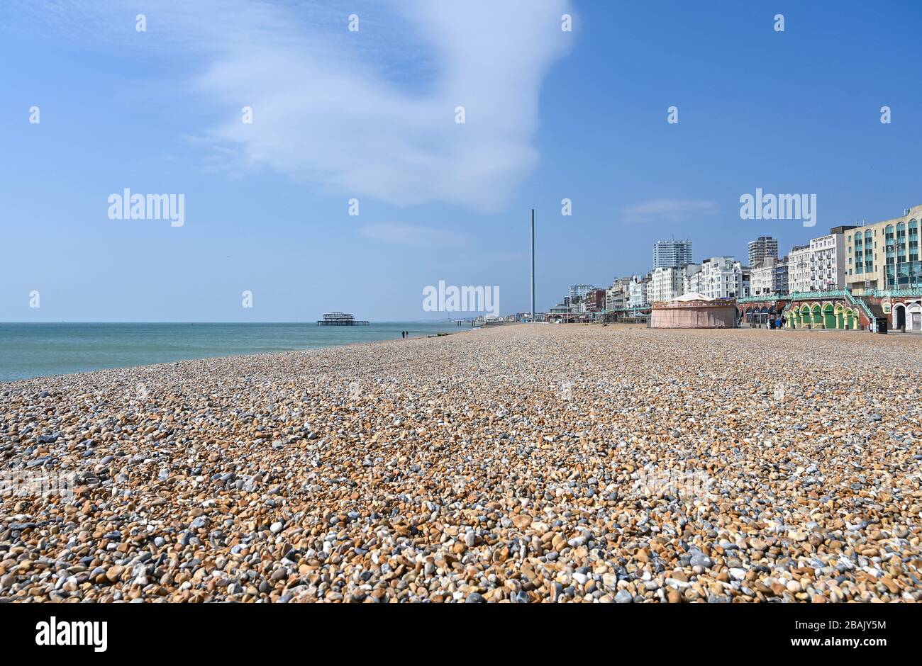 Brighton UK 28. März 2020 - Brighton Strand und Meer sind extrem ruhig am Tag fünf der Regierungen Sperrbeschränkungen während der Coronavirus COVID-19-Pandemie-Krise im Vergleich zum letzten Wochenende, als Tausende von Besuchern in der Küstenstadt abstiegen. Kredit: Simon Dack / Alamy Live News Stockfoto