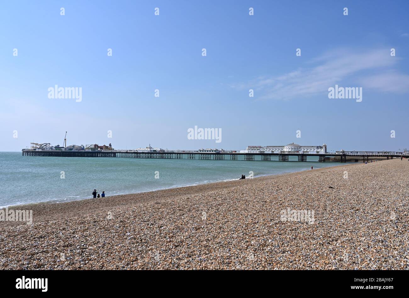 Brighton UK 28. März 2020 - Brighton Strand und Meer sind extrem ruhig am Tag fünf der Regierungen Sperrbeschränkungen während der Coronavirus COVID-19-Pandemie-Krise im Vergleich zum letzten Wochenende, als Tausende von Besuchern in der Küstenstadt abstiegen. Kredit: Simon Dack / Alamy Live News Stockfoto