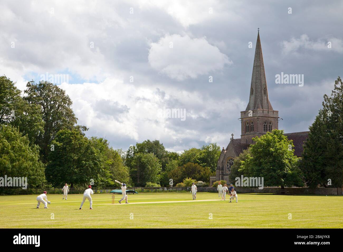 Ein Kricketspiel in Sutton Veny, in der Nähe von Warminster in Wiltshire. Stockfoto