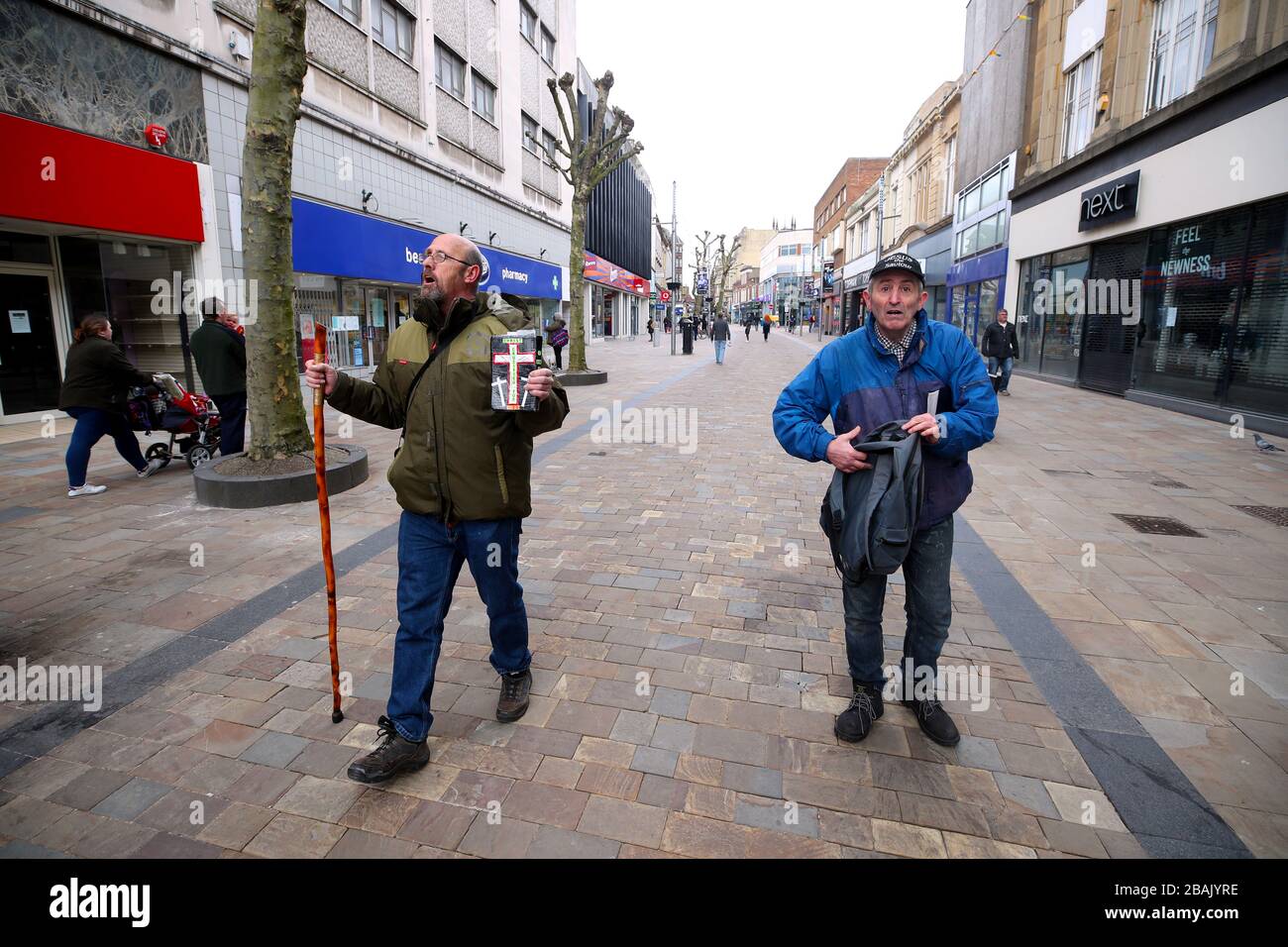 Straßenprediger in einer ruhigen Wolverhampton Innenstadt, während Großbritannien weiterhin in Sperrungen bleibt, um die Ausbreitung des Coronavirus einzudämmen. Stockfoto