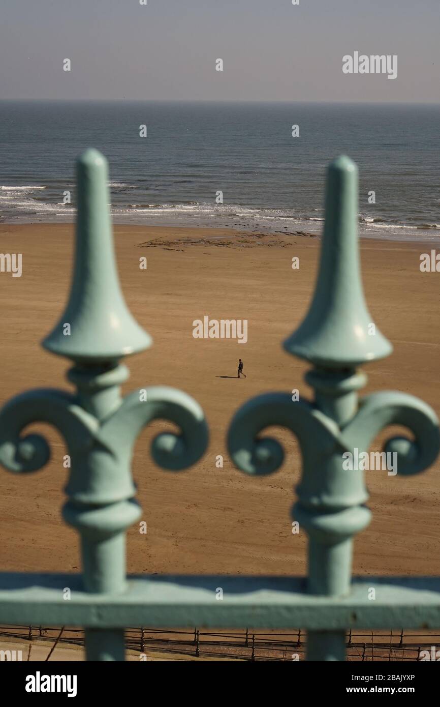 Ein Blick auf den Scarborough South Bay Beach & Lighthouse ist aufgrund der Corona-Virus-Regierung verlassen, um Ratschläge durch viktorianische Geländer zu sperren Stockfoto