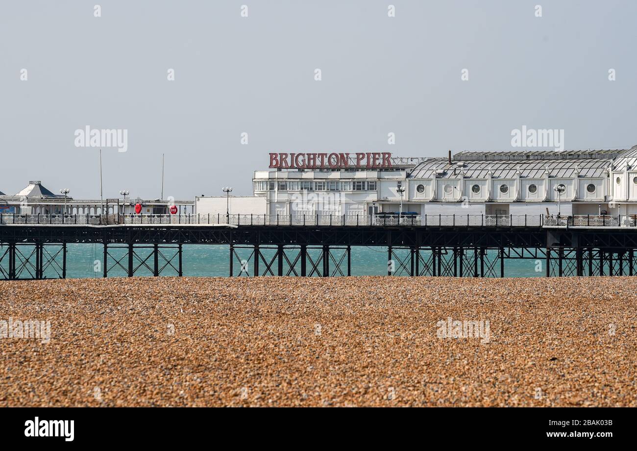 Brighton UK 28. März 2020 - Brighton Strand und Meer sind extrem ruhig am Tag fünf der Regierungen Sperrbeschränkungen während der Coronavirus COVID-19-Pandemie-Krise im Vergleich zum letzten Wochenende, als Tausende von Besuchern in der Küstenstadt abstiegen. Kredit: Simon Dack / Alamy Live News Stockfoto