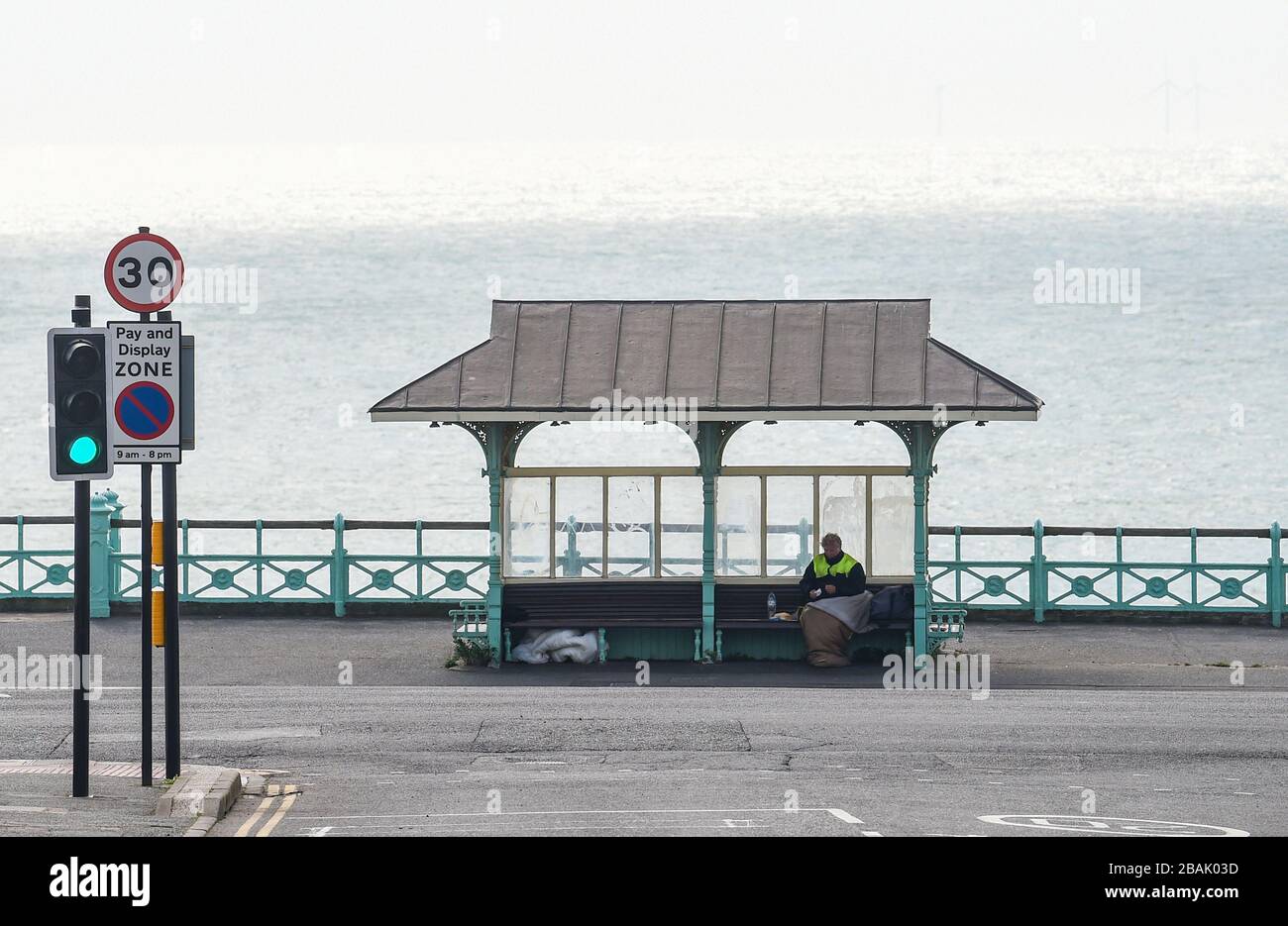 Brighton UK 28. März 2020 - Brighton Strand und Meer sind extrem ruhig am Tag fünf der Regierungen Sperrbeschränkungen während der Coronavirus COVID-19-Pandemie-Krise im Vergleich zum letzten Wochenende, als Tausende von Besuchern in der Küstenstadt abstiegen. Kredit: Simon Dack / Alamy Live News Stockfoto