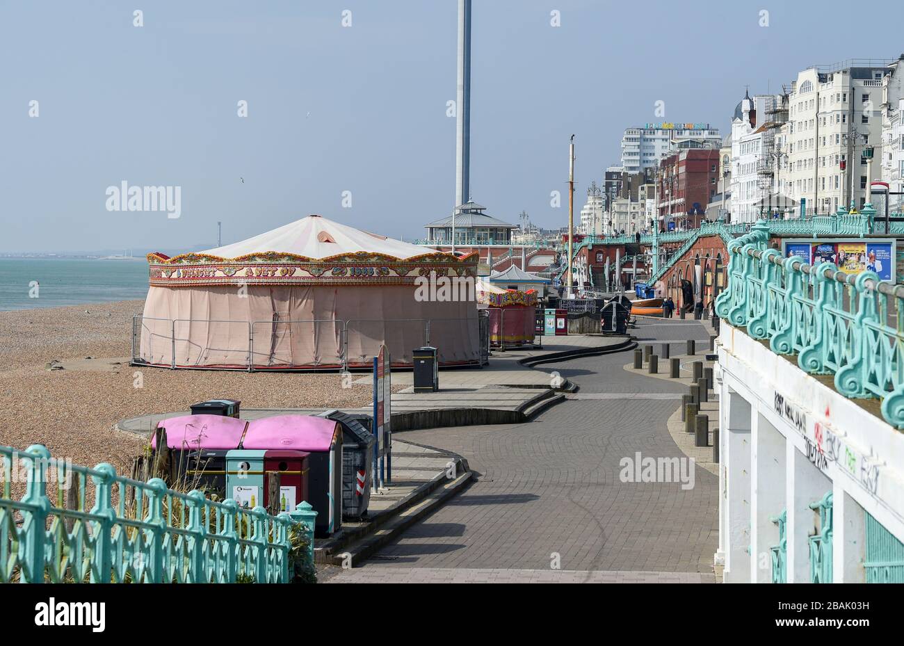 Brighton UK 28. März 2020 - Brighton Strand und Meer sind extrem ruhig am Tag fünf der Regierungen Sperrbeschränkungen während der Coronavirus COVID-19-Pandemie-Krise im Vergleich zum letzten Wochenende, als Tausende von Besuchern in der Küstenstadt abstiegen. Kredit: Simon Dack / Alamy Live News Stockfoto