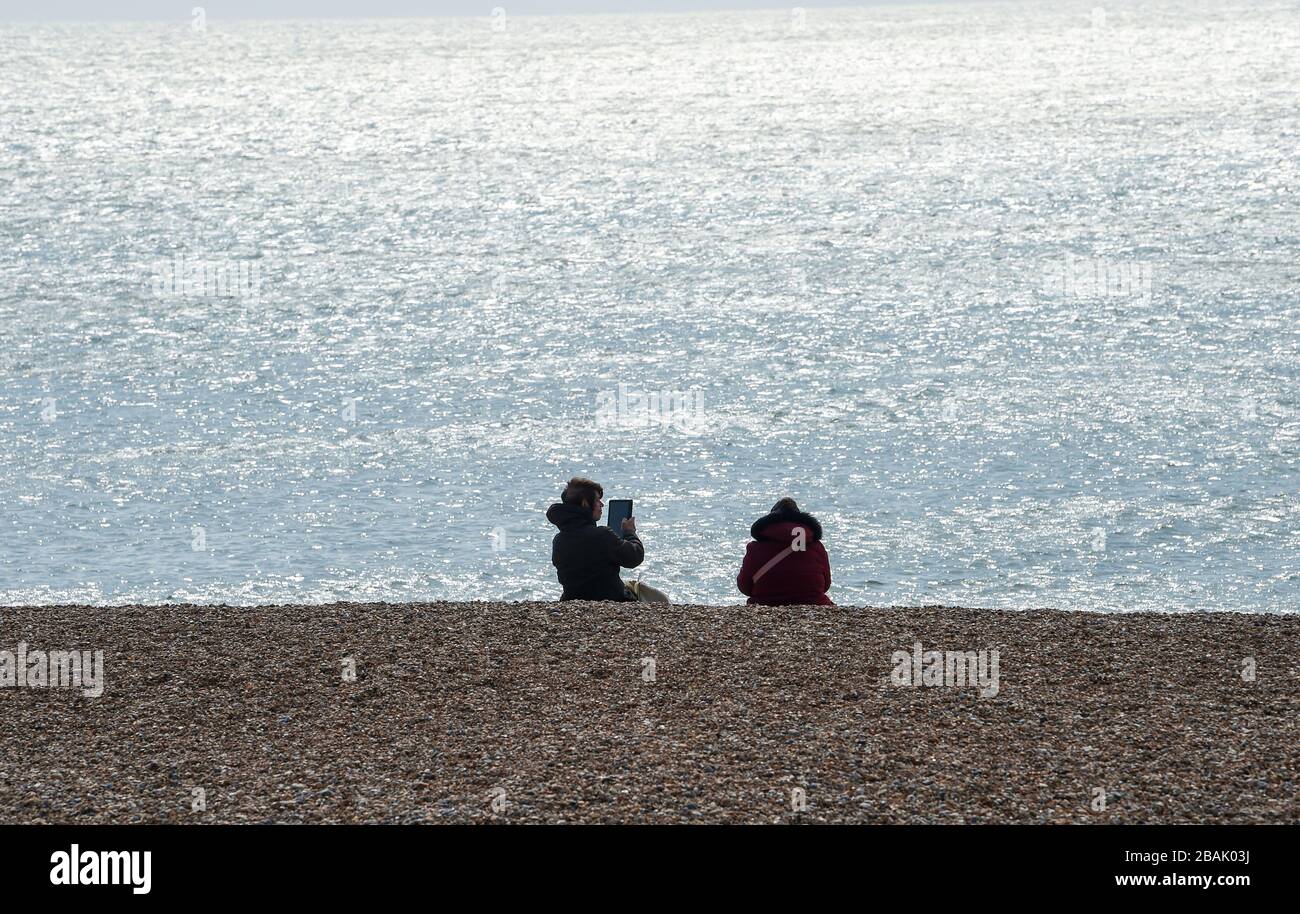 Brighton UK 28. März 2020 - Brighton Strand und Meer sind extrem ruhig am Tag fünf der Regierungen Sperrbeschränkungen während der Coronavirus COVID-19-Pandemie-Krise im Vergleich zum letzten Wochenende, als Tausende von Besuchern in der Küstenstadt abstiegen. Kredit: Simon Dack / Alamy Live News Stockfoto