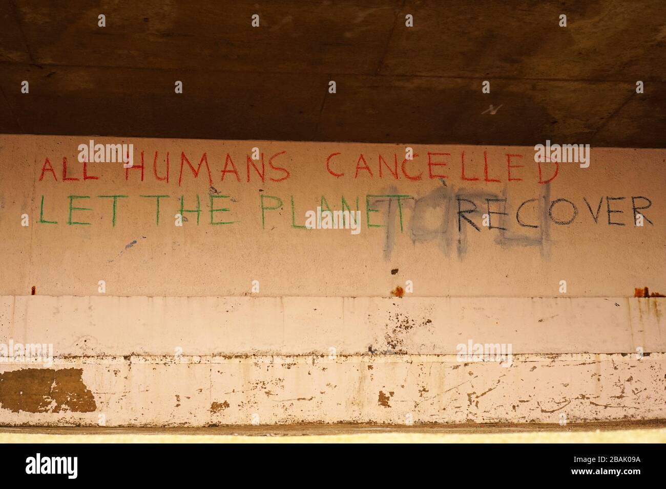 Graffiti auf Betonwand, die schreibt: "Alle Menschen haben abgesagt, lassen den Planeten sich erholen" Stockfoto