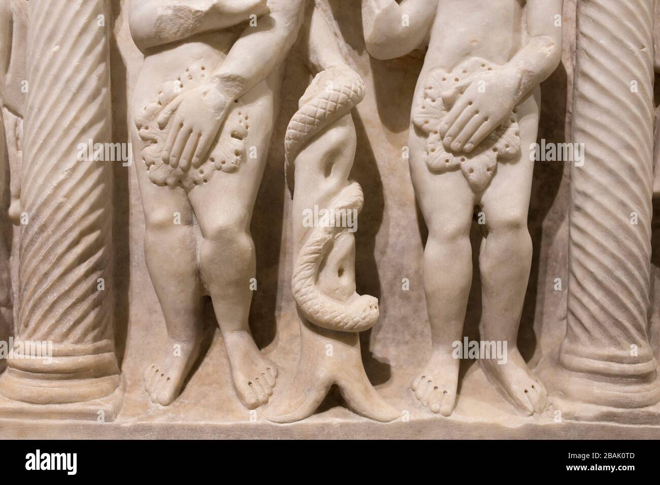 Szene von Adam, Eva und der Schlange im Baumleben. Mittelalterlichen Grabsteinfragment. Stockfoto