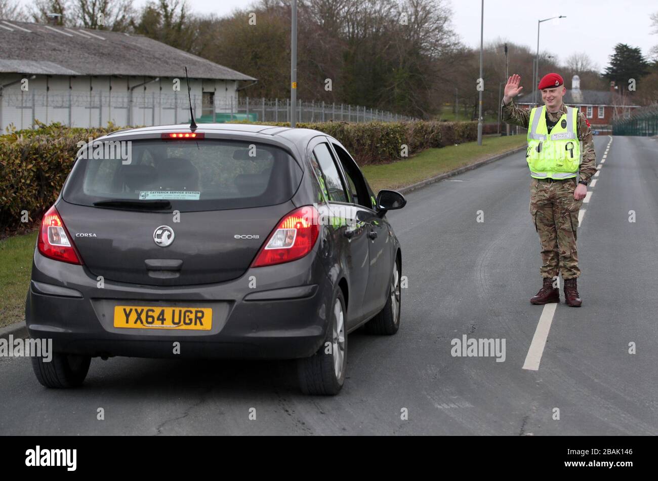 Ein Mitglied der Royal Military Police 150 Provost Company arbeitet neben der Polizei von North Yorkshire an einem Fahrzeugprüfpunkt in der Nähe der Catterick Barracks in Yorkshrie, um sicherzustellen, dass Autofahrer behördliche Auflagen einhalten und nur wichtige Reisen Unternehmen. Stockfoto