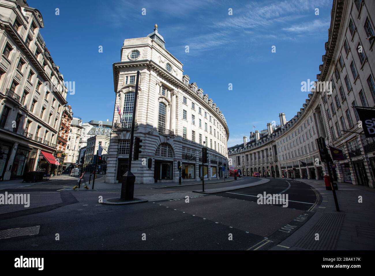 Leere Straßen in der Hauptstadt von London als Einwohner und Touristen sind nur für die notwendigen Reisen oder Arbeiten in das Zentrum aufgrund von Covid-19 erlaubt. Stockfoto
