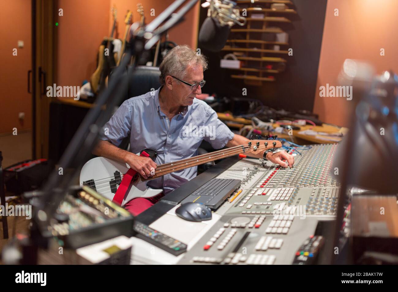 Reifer Mann am Mischpult in einem Tonstudio Stockfoto