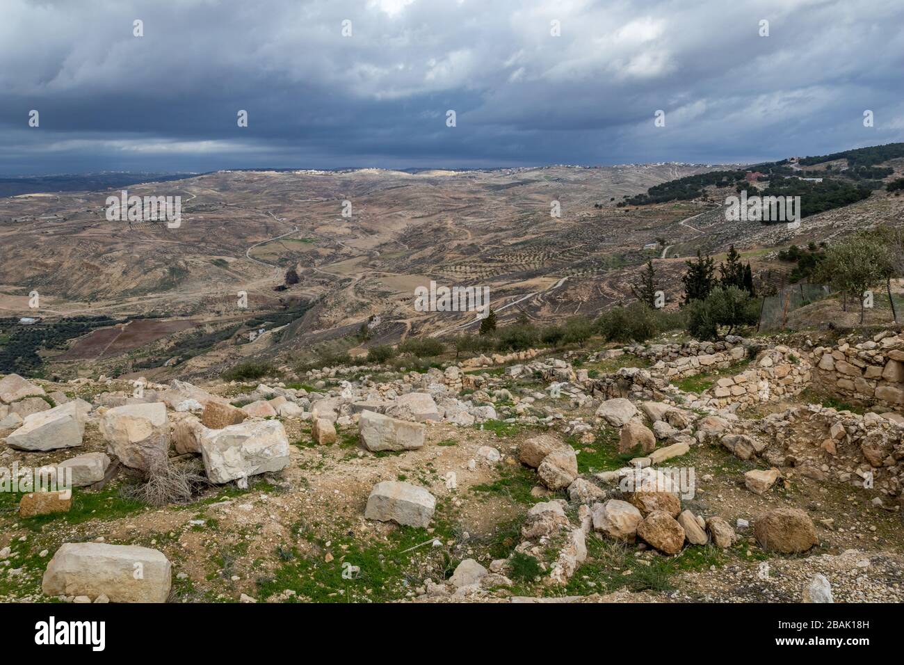 Blick auf die Landschaft, Landschaft, gelobtes Land vom Berg Nebo, Königreich Jordanien, Naher Osten, schöne Wolken am windigen Winternachmittag Stockfoto