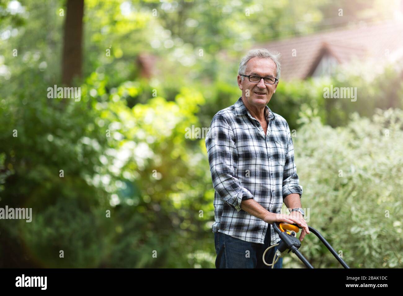 Reifer Mann, der im Garten arbeitet Stockfoto