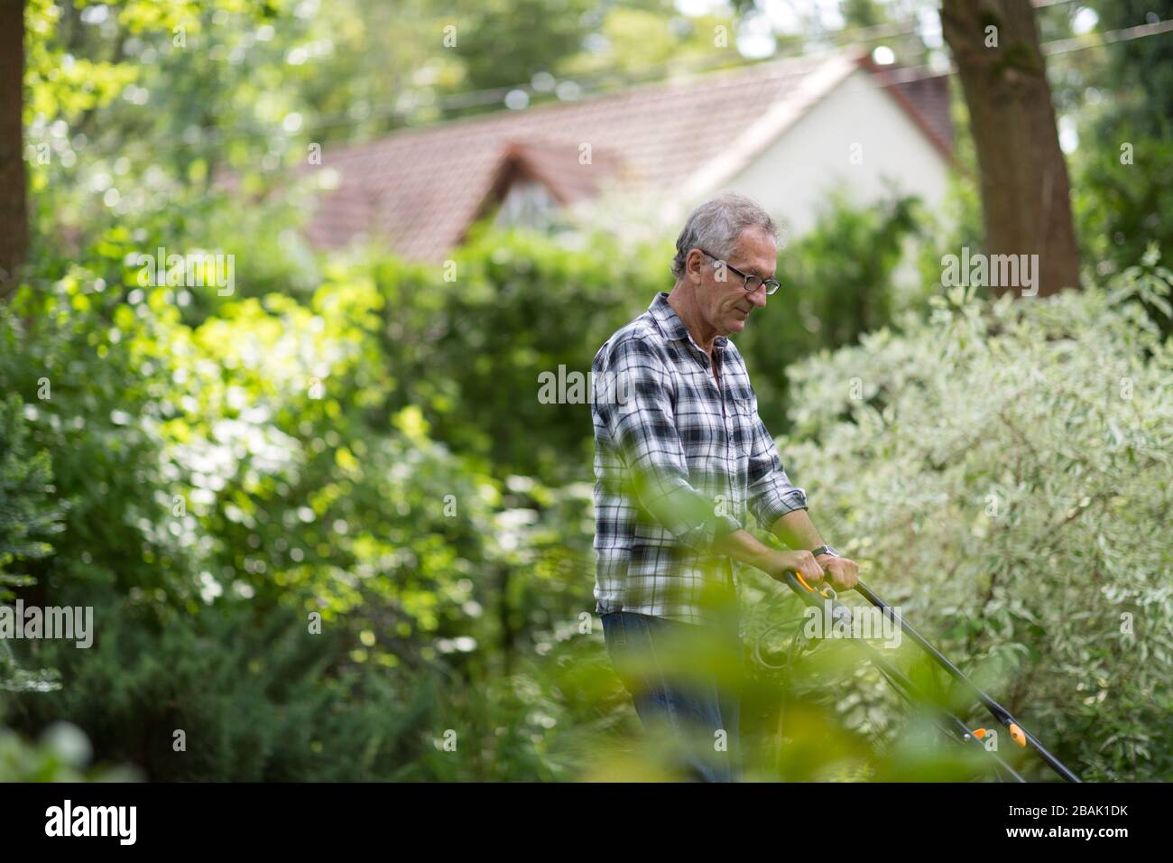 Menschen außerhalb der gartenarbeit Fotos und Bildmaterial in hoher