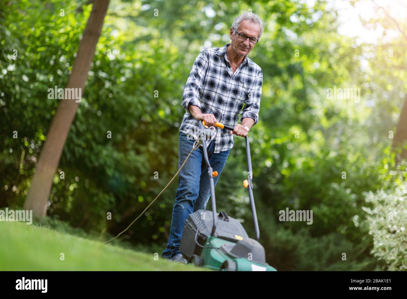 Menschen außerhalb der gartenarbeit Fotos und Bildmaterial in hoher