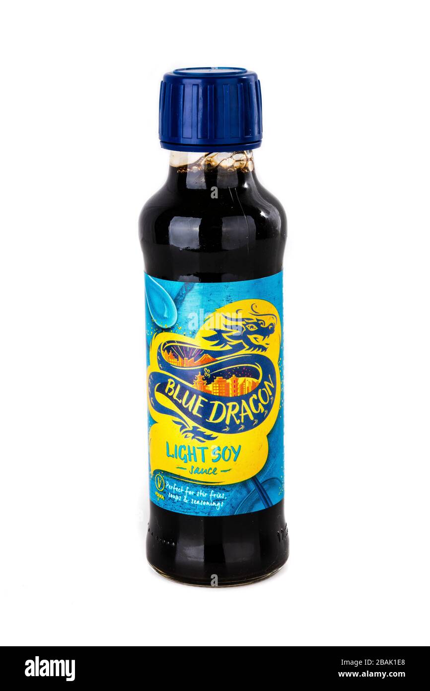 Blue Dragon Light Sojasoße, Sojasoße, leichte Sojasoße, Flasche, Soja, Sauce, blauer Drache, Zusatz, weißer Hintergrund, Kopierraum, isoliert, Produkt, Stockfoto