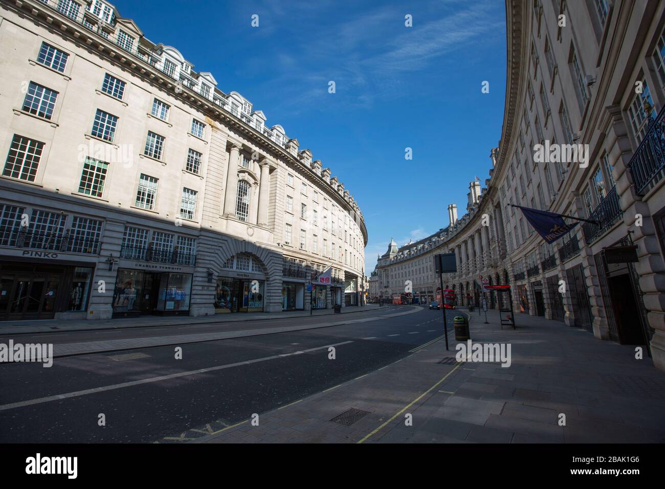 Leere Straßen in der Hauptstadt von London als Einwohner und Touristen sind nur für die notwendigen Reisen oder Arbeiten in das Zentrum aufgrund von Covid-19 erlaubt. Stockfoto