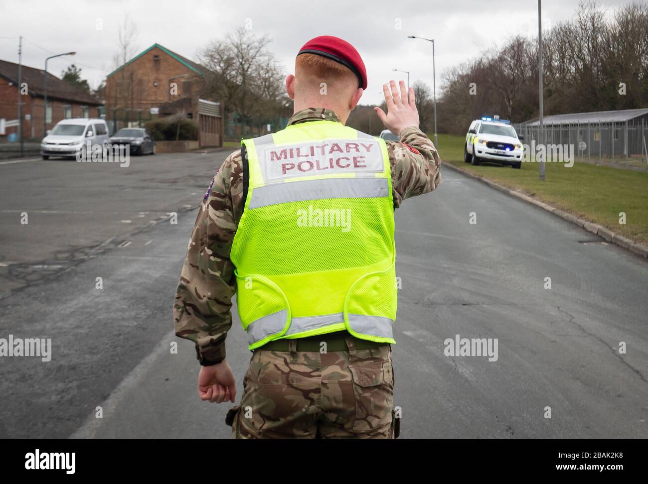 Ein Mitglied der Royal Military Police 150 Provost Company arbeitet neben der Polizei von North Yorkshire an einem Fahrzeugprüfpunkt in der Nähe der Catterick Barracks in Yorkshrie, um sicherzustellen, dass Autofahrer behördliche Auflagen einhalten und nur wichtige Reisen Unternehmen. Stockfoto