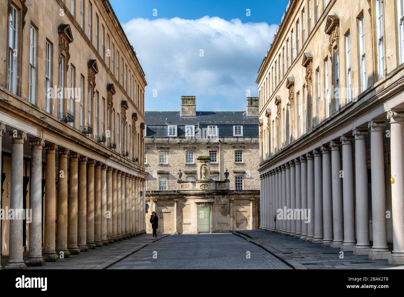 Bath Street im Zentrum von Bath, Somerset, verlassen, da die Beschränkungen der britischen Regierung weiterhin versuchen, den Ausbruch des Coronavirus zu begrenzen. Stockfoto