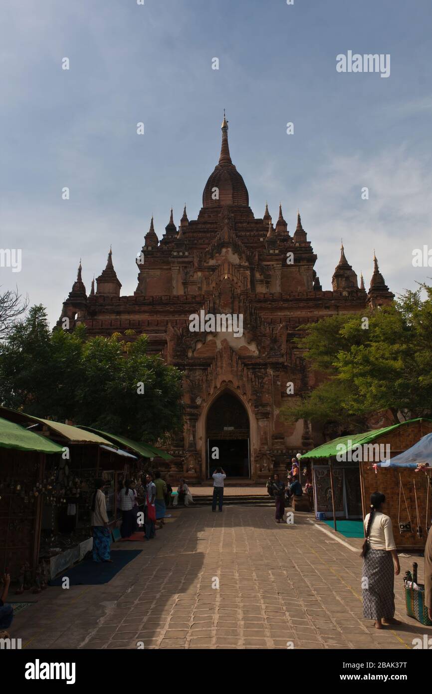 Old Bagan, Myanmar (Birma) - 23. Dezember 2012: Htilominlo-Tempel und Souvenirmarktstände in der Nähe Stockfoto