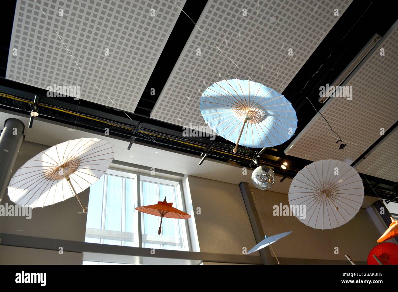 Große bunte Sonnenschirme oder große Sonnenschirme an der Decke hängen Stockfoto