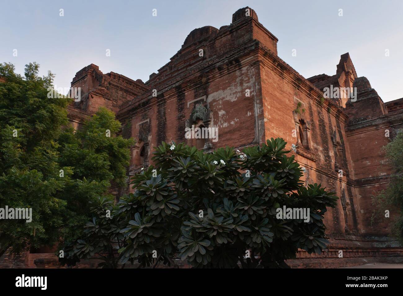 Der Dhammayangyi-Tempel außen, Alt Bagan, Myanmar Stockfoto