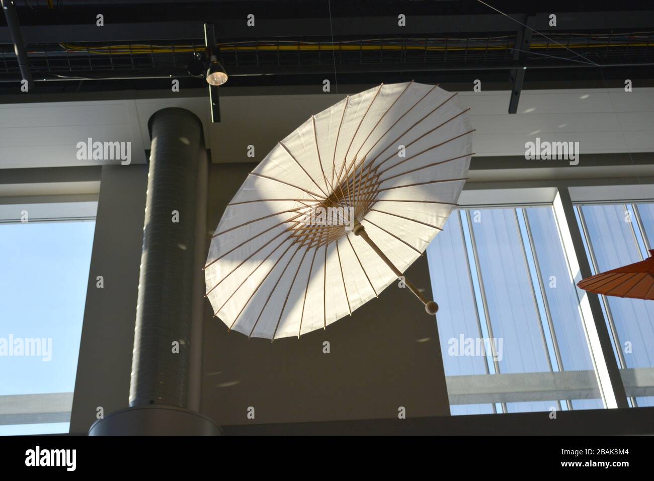 Große bunte Sonnenschirme oder große Sonnenschirme an der Decke hängen Stockfoto