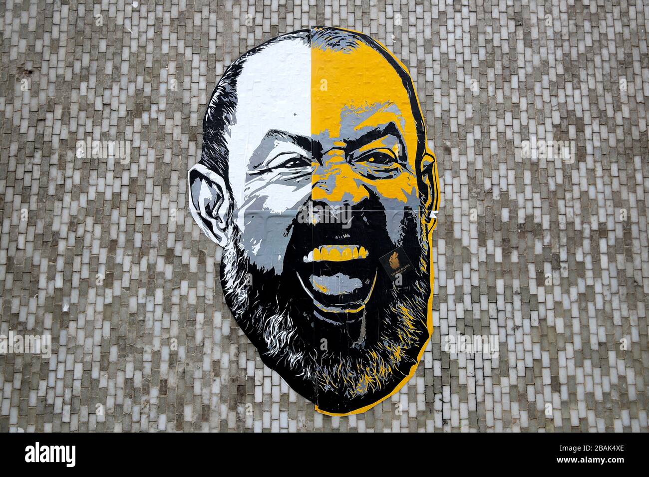 Ein Aufkleber von Wolverhampton Wanderers Manager Nuno Espirito Santo vor einem leeren Molineux-Stadion, während Großbritannien weiterhin in Sperrminke bleibt, um die Ausbreitung des Coronavirus einzudämmen. Stockfoto