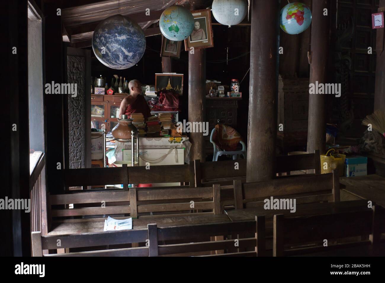 Eine Schule und ein Lehrer für Mönch im Bagaya-Kloster, Mandalay, Myanmar Stockfoto